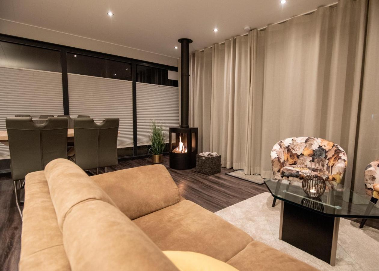 Welcome In - Houseboat 'Elysium' Met Eigen Aanlegsteiger Sneek - Offingawier Exterior photo